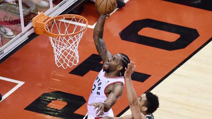 Leonard řádil a Toronto slaví první výhru v sérii nad Milwaukee!