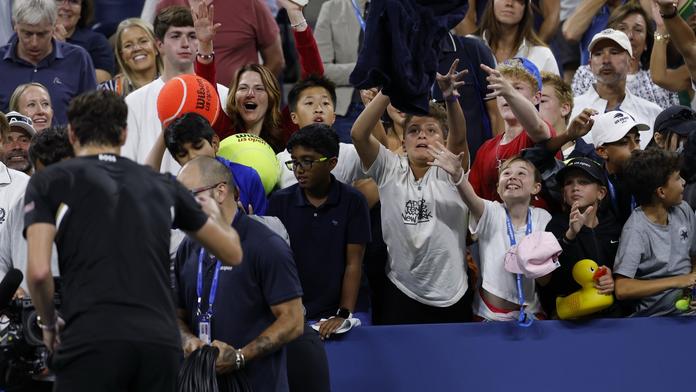 Bolestivá lekce pokory. Zloděj čepice na US Open se vyjádřil, chlapci ji vrátil