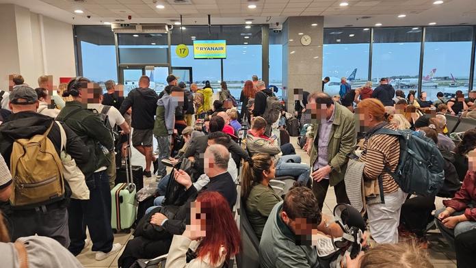 Češi uvízli na letišti v Řecku. Děti se tu válí na zemi, popsala turistka