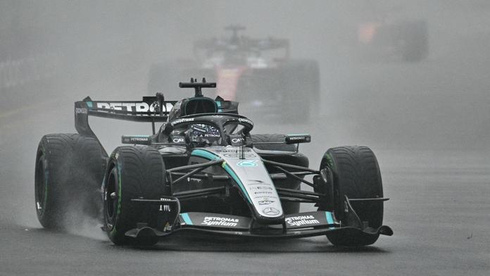 George Russell na mokré trati v Singapuru