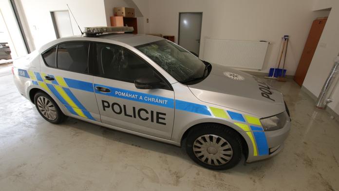 Agresor v Chocni rozmlátil policejní auto, nadýchal 2,76 promile