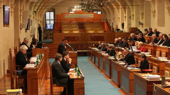 Senát chce zpřísnit pravidla pro sponzory politických stran