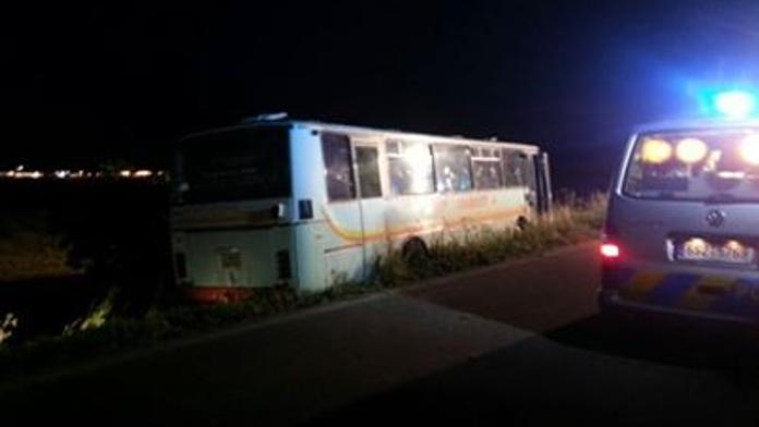 Řidič autobusu prodělal za jízdy mozkovou příhodu, autobus poté havaroval!