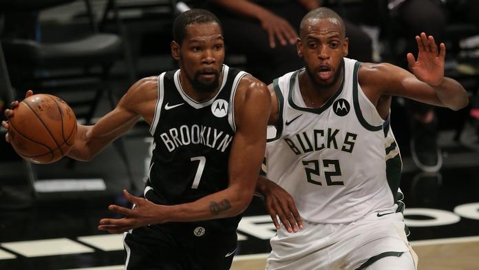 Kevin Durant obchází Khrise Middletona