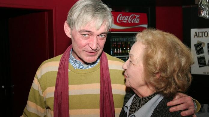Herec z Arabely propil půl žaludku. Utekl z nemocnice