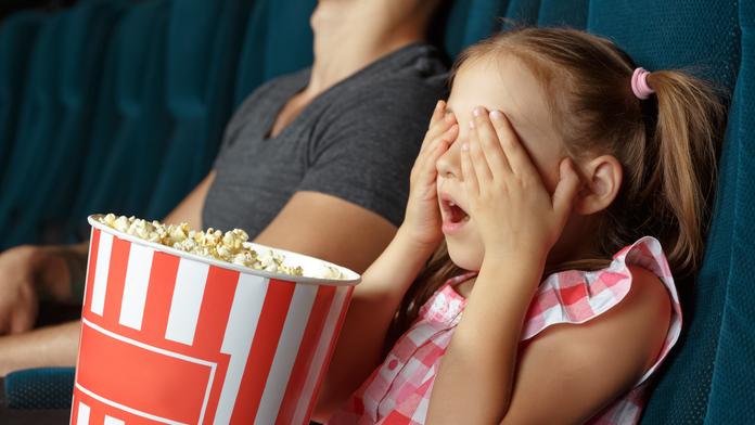 Děti se těšily na Frozen 2, místo toho přišla bitka s noži a mačetami