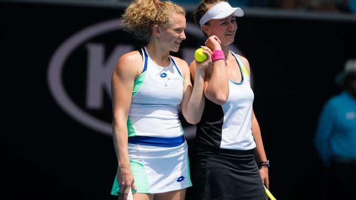 Velká jízda Siniakové s Krejčíkovou, v semifinále je i Ósakaová a Serena