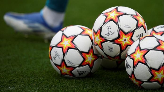 UEFA pokračuje v revolučních novinkách. Zavádí poloautomatické ofsajdy
