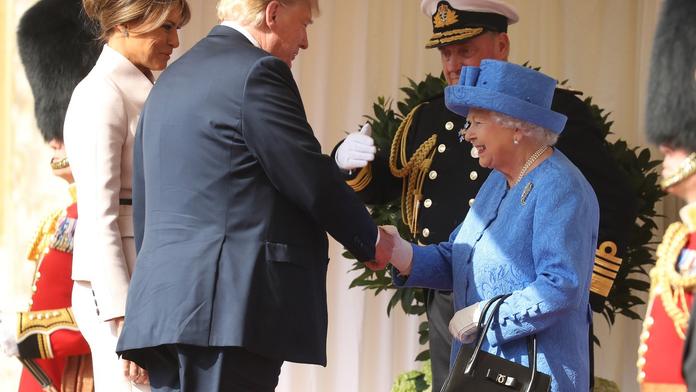 Královna si utahovala z Trumpa! Všimli jste si toho také?