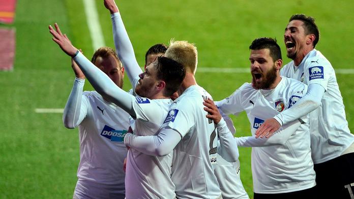 TOTÁLNÍ DEBAKL! Sparta podlehla Plzni 0:3, Viktorii chybí bod