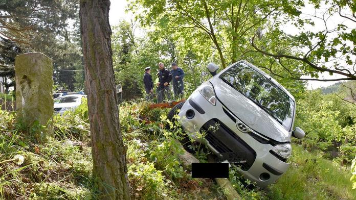 Auto po nehodě zůstalo viset ve srázu přímo nad domy!