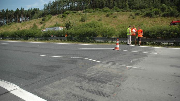 Vedro ničí silnice. Sníží se rychlost na dálnicích?