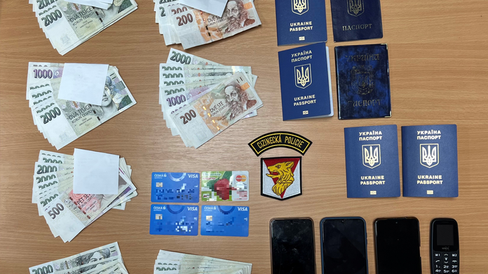 Skupina Ukrajinců získala podvodem miliony na dávkách. Běžná praxe, řekli policii