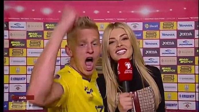 Takhle se slaví postup na EURO! Hráče nezastavila ani jeho přítelkyně