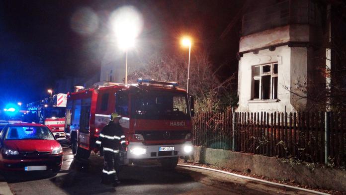 Bezdomovci si zapálili vilu, ve které se potají usadili