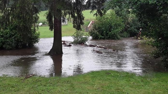 Lidi v hausbótu uvěznil spadlý strom, hasiči měli kvůli bouřkám napilno