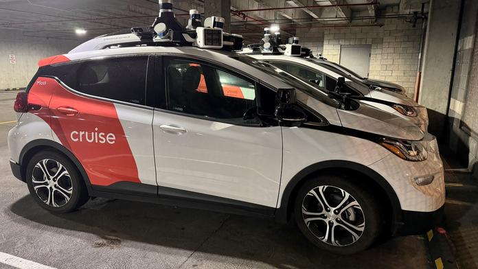 Autonomní auta v ohrožení. Robotický taxík za sebou táhl chodkyni, firma to zatajila