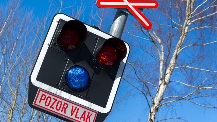 Dívenka (8) vyskočila v Brně ze stojícího vlaku. Přímo pod rychlík