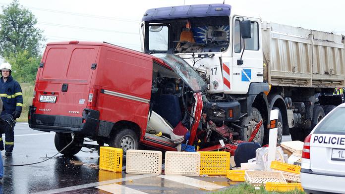 Při srážce kamionu s dodávkou se zranila řidička a tři děti