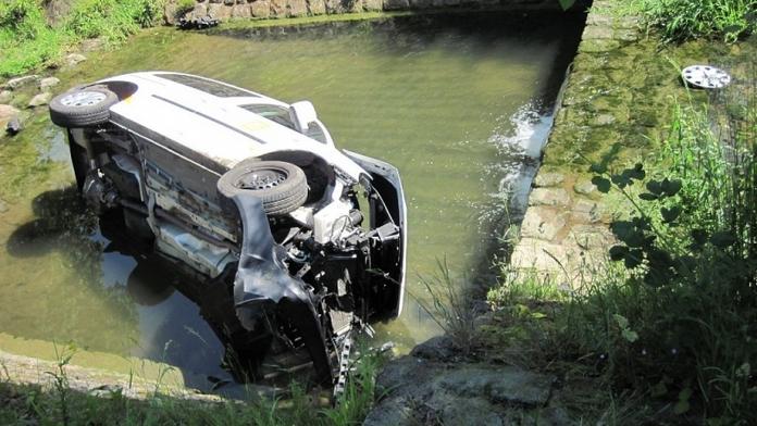 Děsivé FOTO: Auto se otočilo na střechu a skončilo v potoce