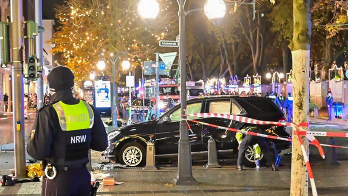 Auto na vánočních trzích v Düsseldorfu vjelo do lidí: Šest zraněných