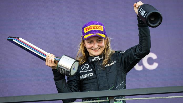 Bizár v ženské formuli. Vítězka si nevšimla cíle a přišla o titul