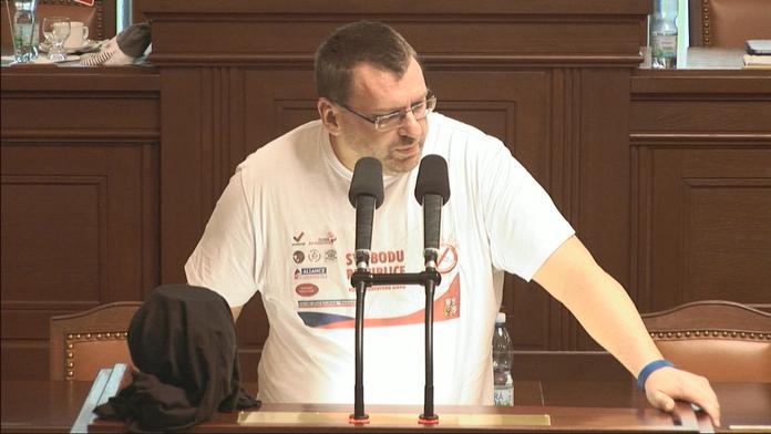 Rvačku poslanců na jednání Sněmovny řeší policie jako výtržnictví