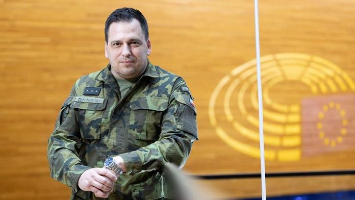 Zdechovský: Díky odvodům bude mít stát přehled. Povinná vojna je blbost