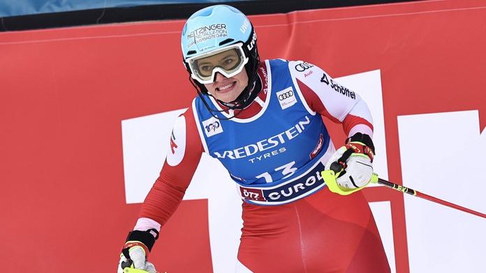 Takový start jste ještě neviděli. Závodnice spadla ihned po vjezdu na trať