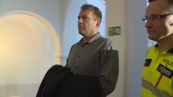 Vychovatel si domů vodil mladé chlapce. Znásilňoval je a zneužíval