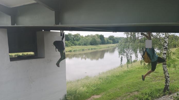 Kluci na Pardubicku kvůli "kešce" šplhali po mostě. K pádu stačilo málo