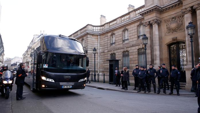 DALŠÍ ÚTOK v Paříži: Auto přejelo policistku před sídlem prezidenta