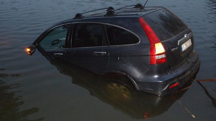 Muž na Kutnohorsku chytal ryby, nakonec museli hasiči z rybníka vylovit jeho auto!