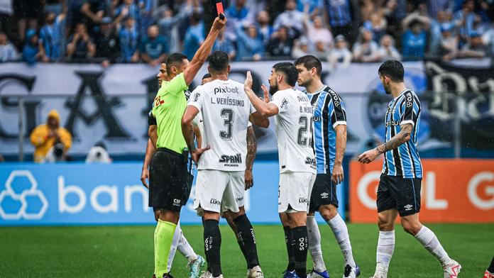 Šílené scény v Brazílii. Ředitel klubu se snažil agresivně dostat do kabiny VAR