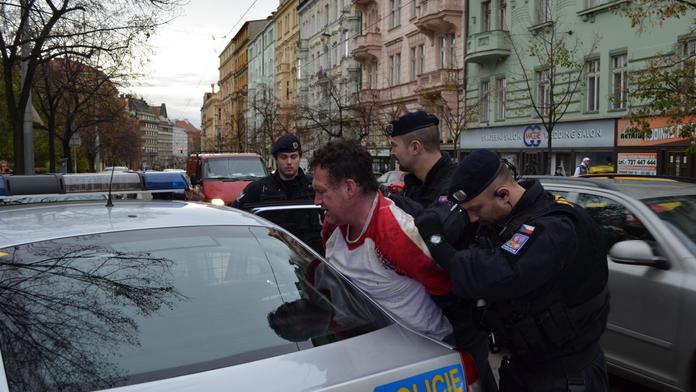 Nejprve se pořezal a vyhrožoval sebevraždou! Poté napadl policisty a strážníky!