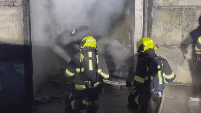 V bývalém areálu Poldi v Kladně hořely pneumatiky, zasahovaly desítky hasičů