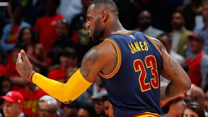 LeBronova parta vyloupila Atlantu a má postup na dosah