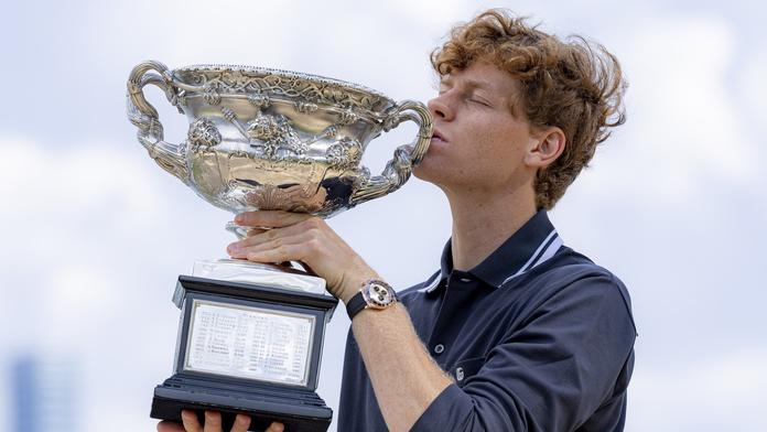 Jannik Sinner s trofejí z Australian Open