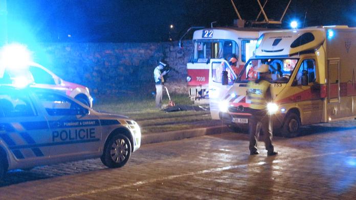 Řidič tramvaje přejel dva opilce sedící v kolejišti. Dostal podmínku