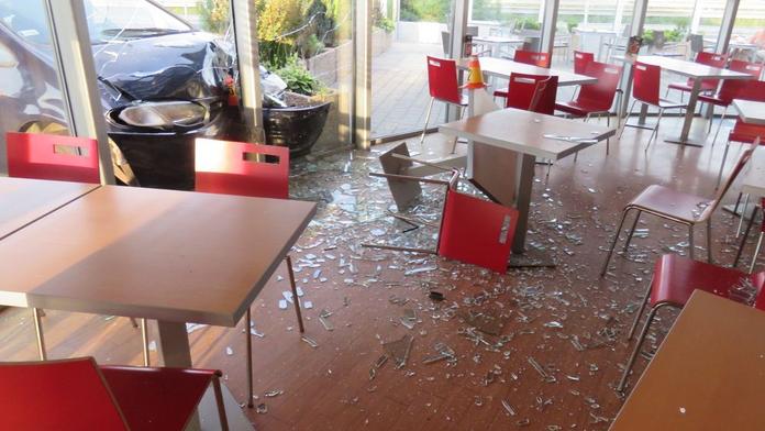 Mladík zajel do restaurace autem, vysklil výlohu čerpací stanice!