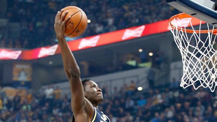VIDEO: Nej akce z NBA. Smeče LeBrona i Oladipa, koš se sirénou