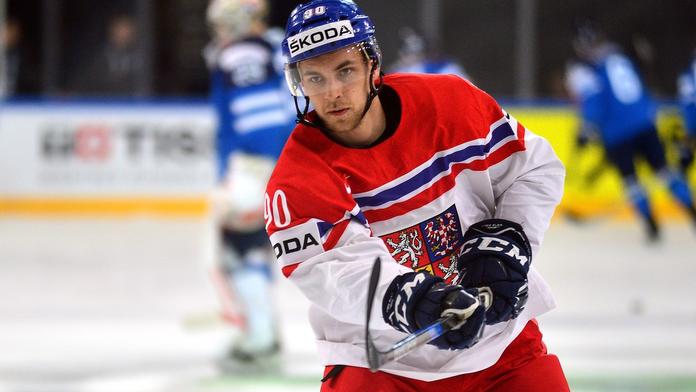Z Chomutova až do NHL! Český obránce podepsal s Chicagem
