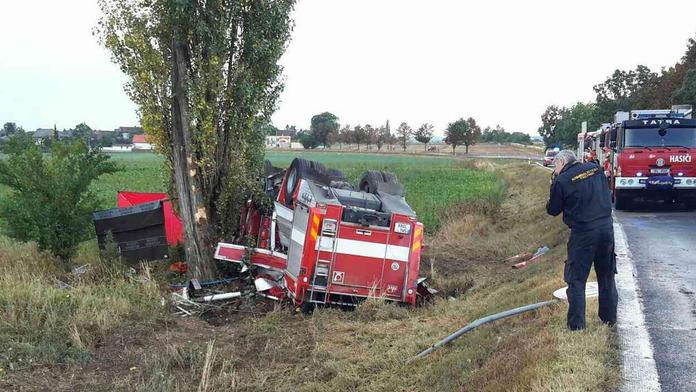 Pomozte rodinám hasičů! Jeden při srážce zemřel, druhý dál bojuje
