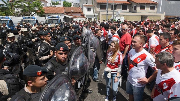 Nechutná scéna z Argentiny: Matka lepila světlice na dceru