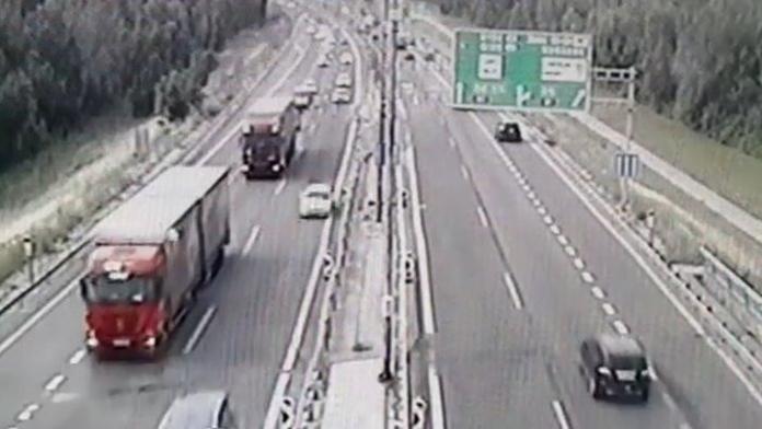 Auto prorazilo svodidla, způsobilo nehodu i v protisměru! VIDEO