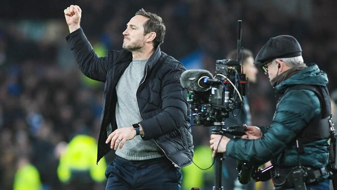 Lampard si při vášnivých oslavách zlomil ruku. Za tři body to beru, směje se trenér