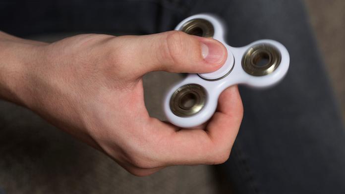 Rusové zkoumají fidget spinnery: "Dětem škodí a je to propaganda!"