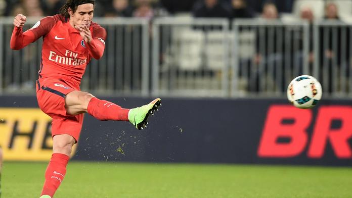 Tvrdá rána: Volej Cavaniho by snad gólmanovi zlomil ruce! VIDEO