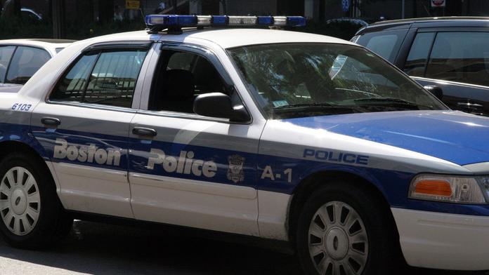 Taxík najel do davu lidí poblíž letiště v Bostonu, 10 zraněných