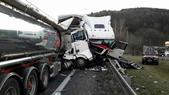 Pražský okruh zablokovala tragická nehoda. Jeden člověk srážku nepřežil